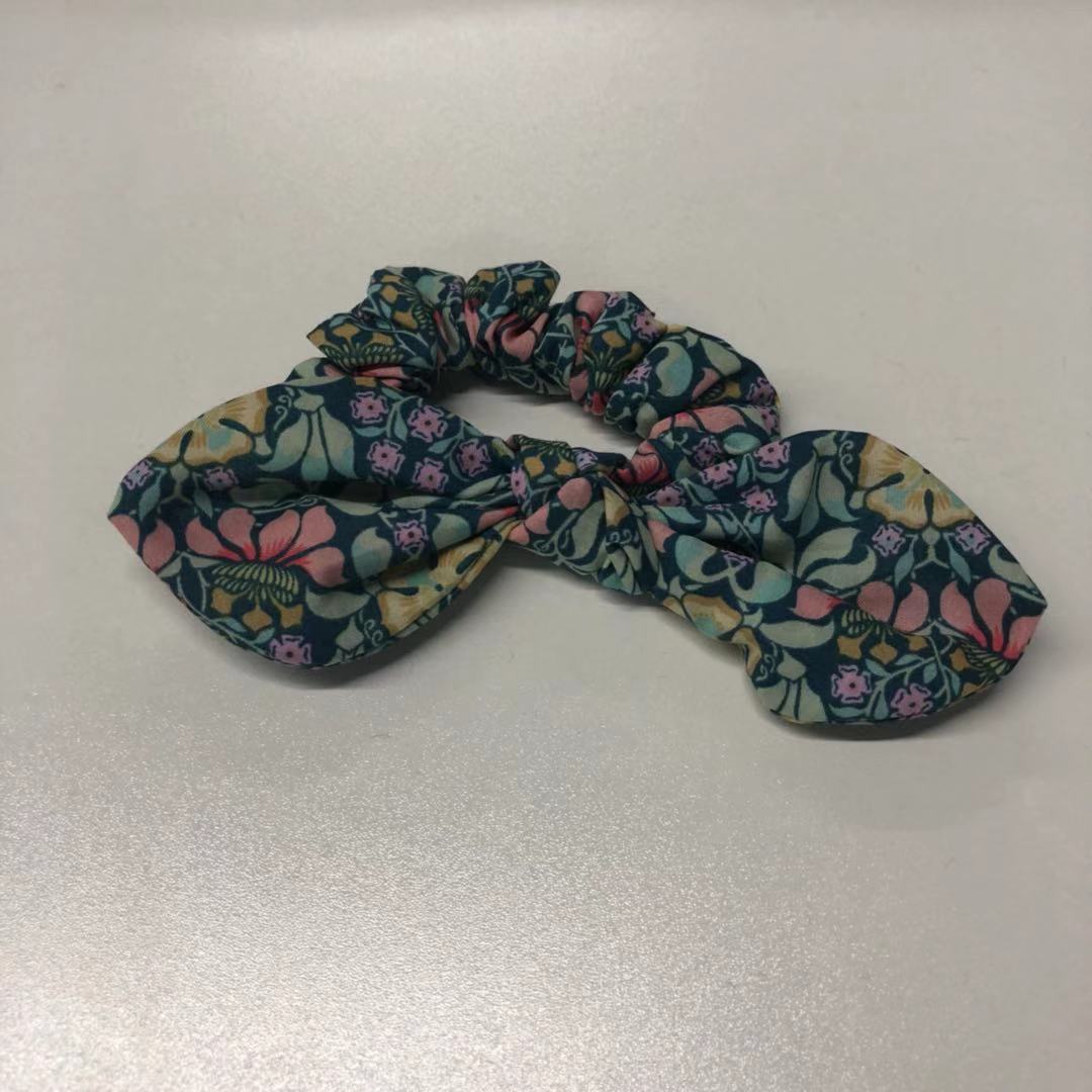 女童绿碎花头绳