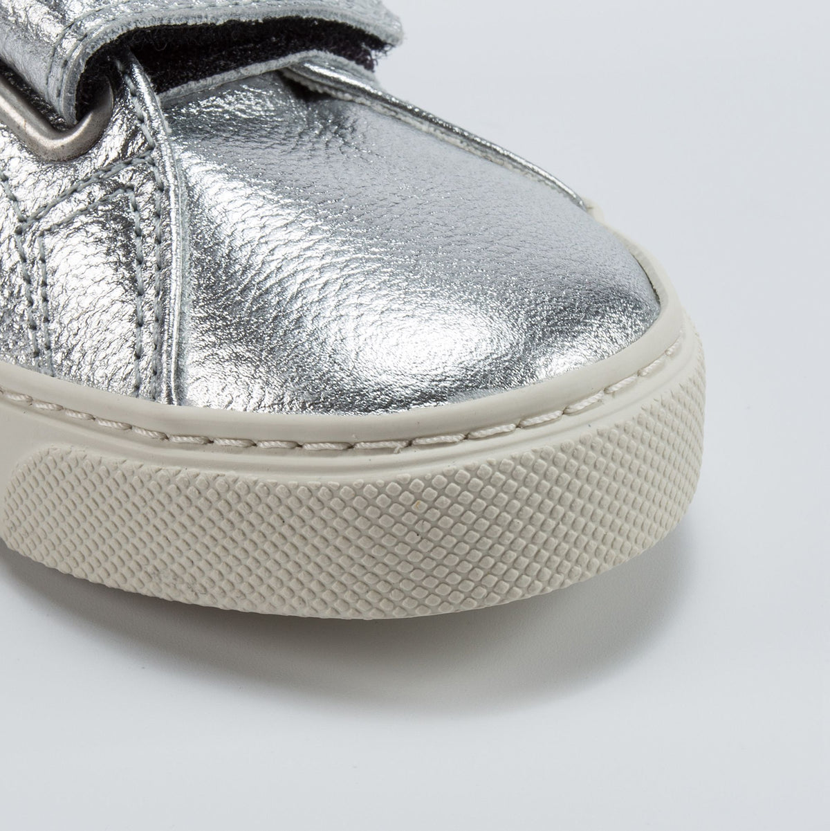 Chaussures en cuir argenté avec velcro et « V » blanc pour Garçons et Filles