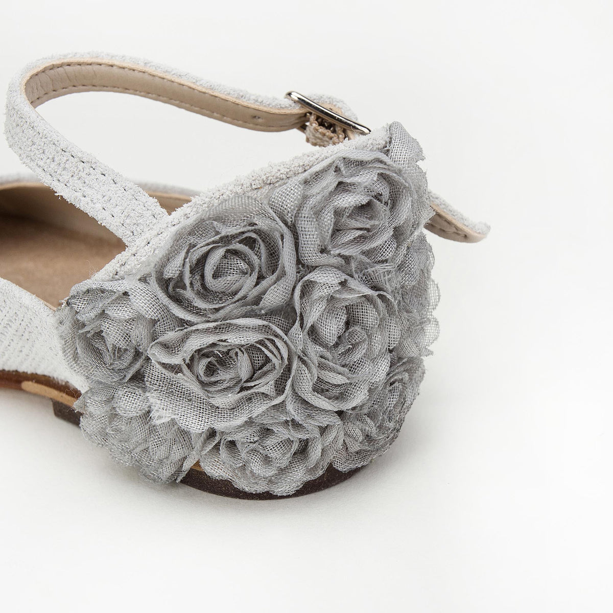 Ballerines grises en cuir à talons avec fleurs en mousseline pour fille