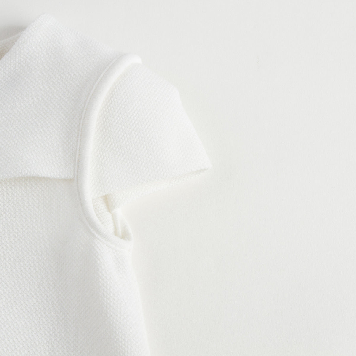 Robe bébé fille en coton blanc avec bordures en strass dorés