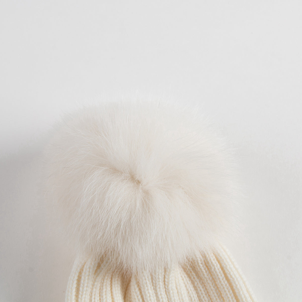 Bonnet en maille ivoire pour garçons et filles avec pompon en fausse fourrure