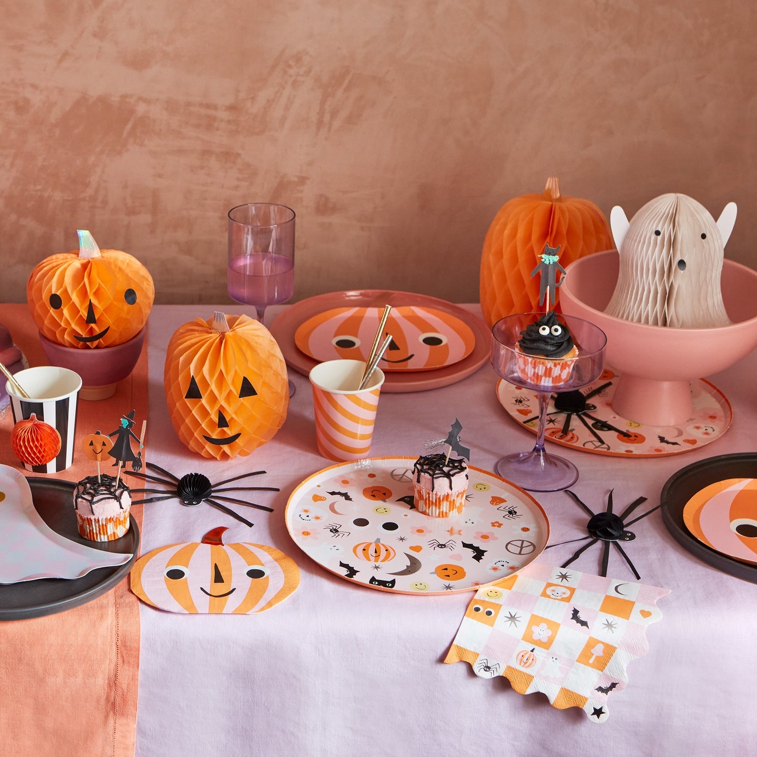 Groovy Halloween Icon Dinner Plates（8 Pack)