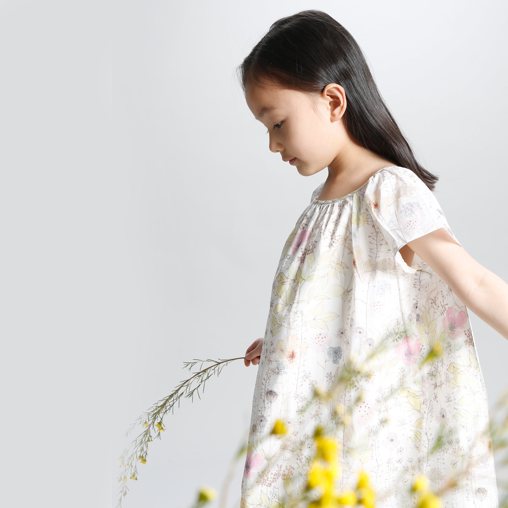 女童米白色印花连衣裙