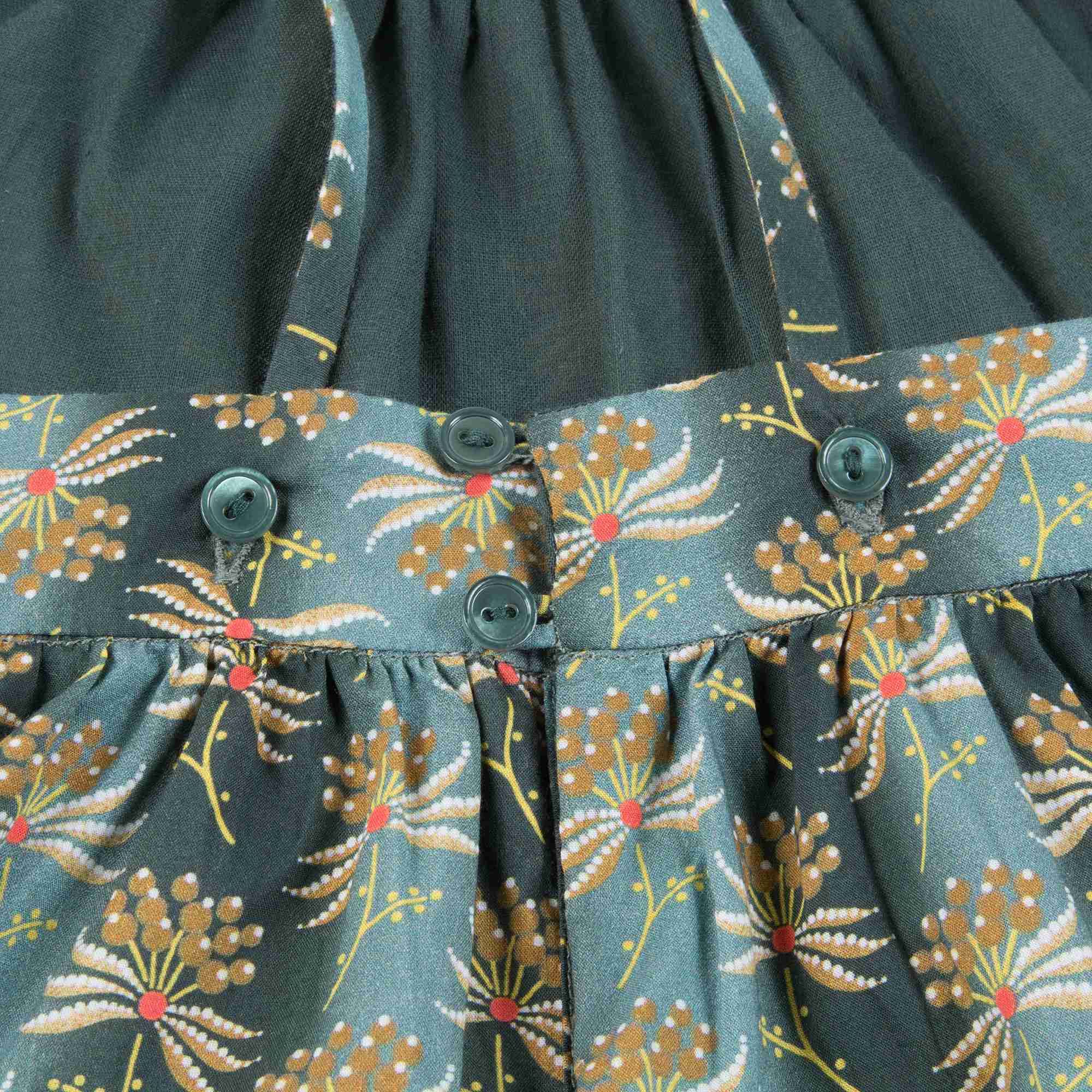 女童绿色吊带上衣