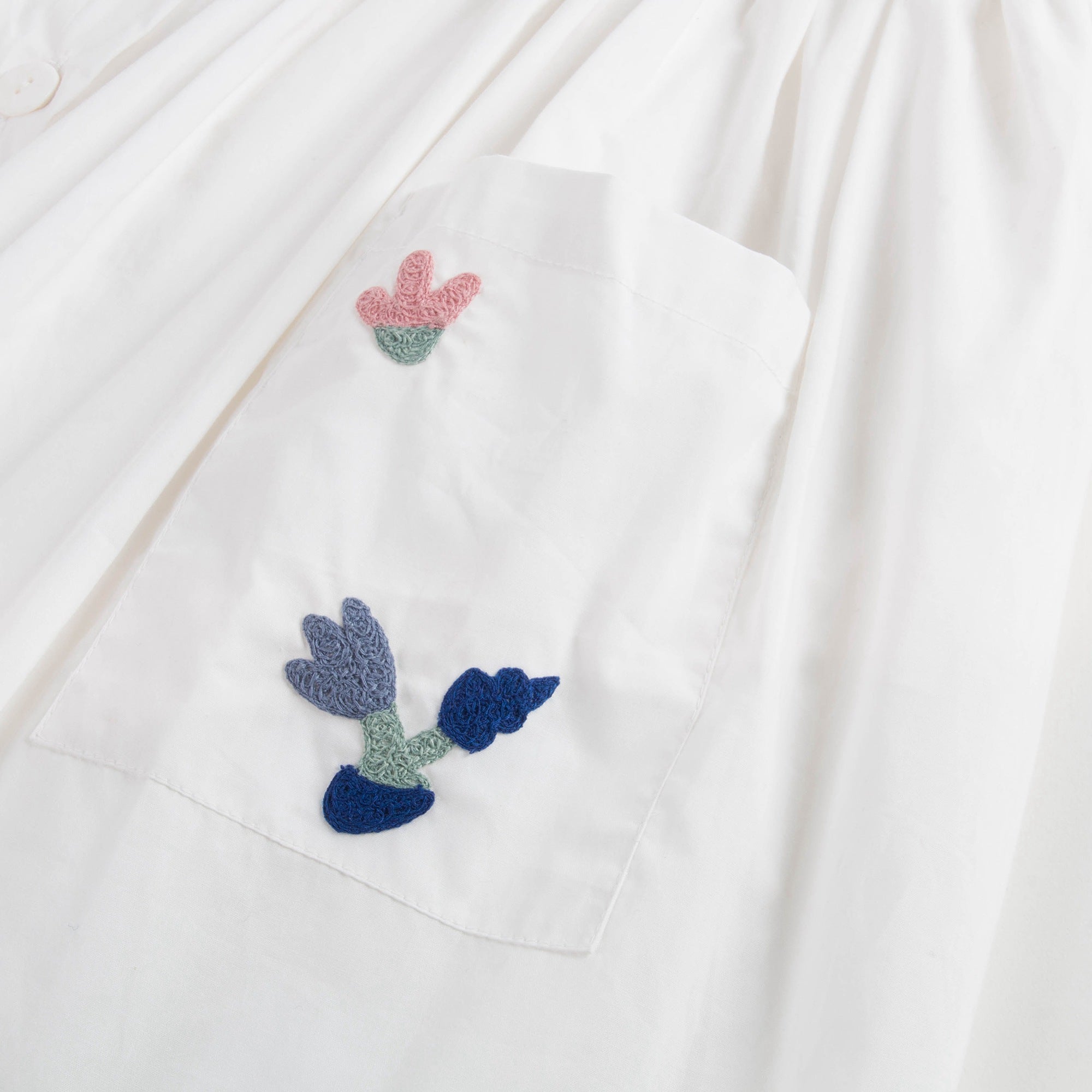 女童白色绣花裙子