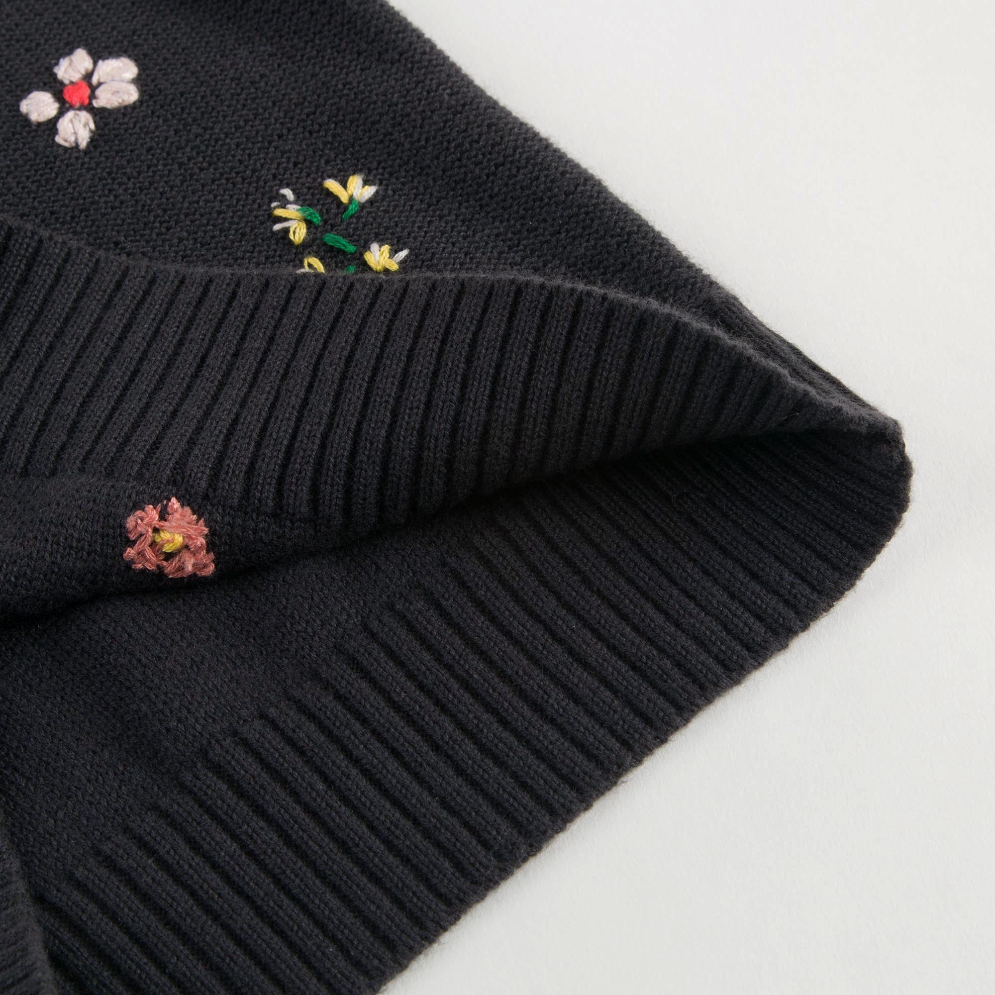 女大童黑色绣花毛衣