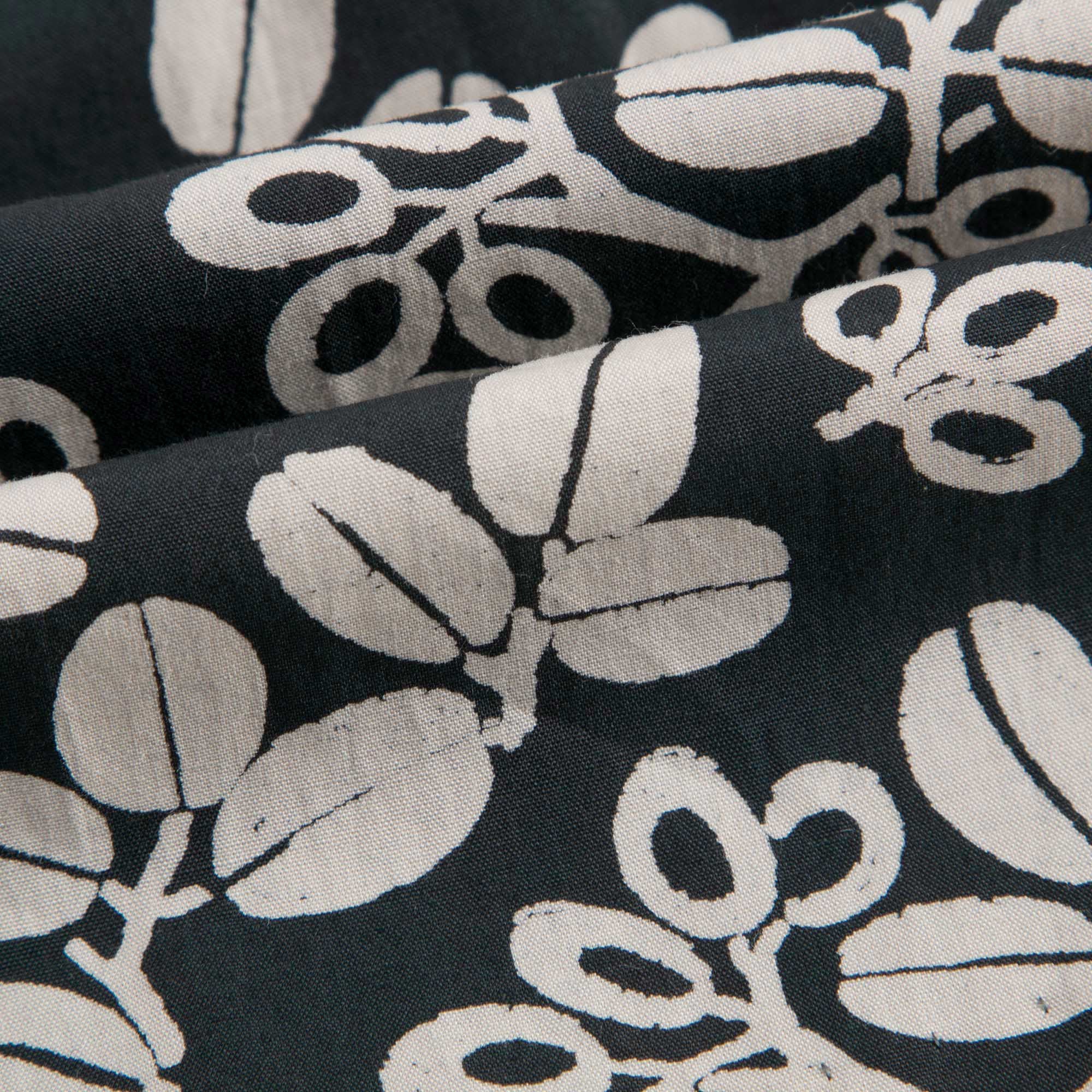 女大童黑底白花半裙